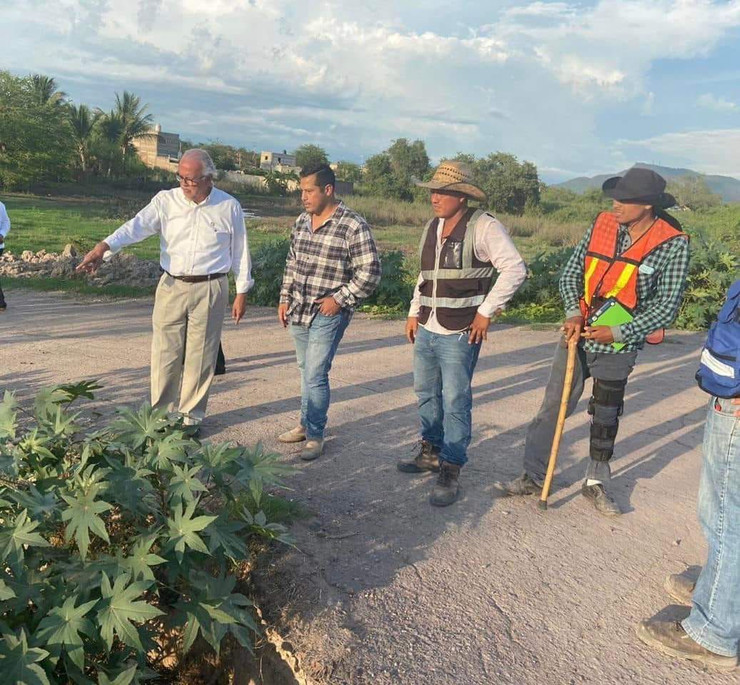 Supervisa Miguel Ángel Navarro Quintero, el bordo de Tuxpan, fundamental en evitar las inundaciones.