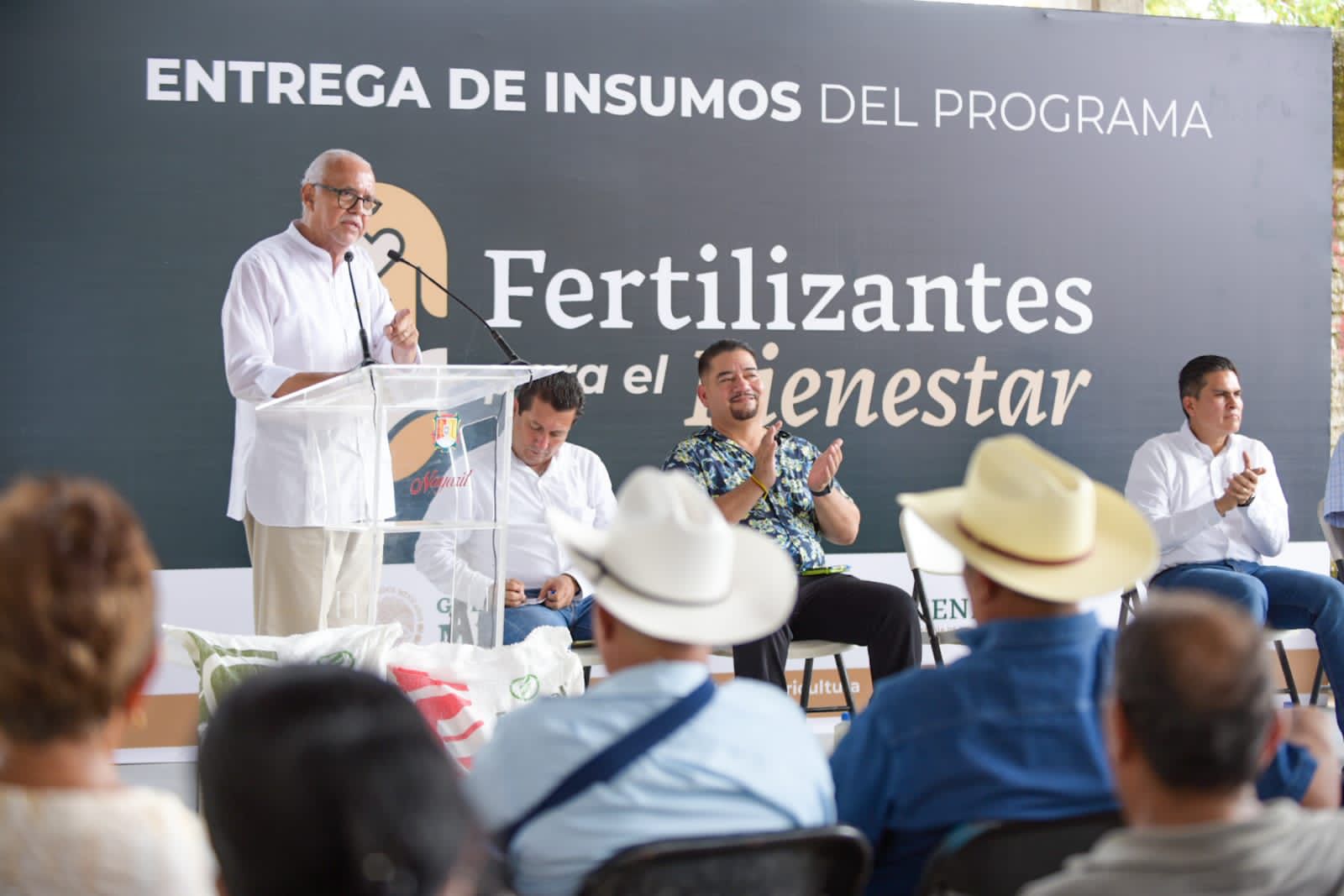 Entrega el gobernador fertilizante gratis a productores del campo