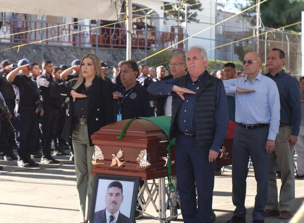 Homenaje de cuerpo presente a policía caído