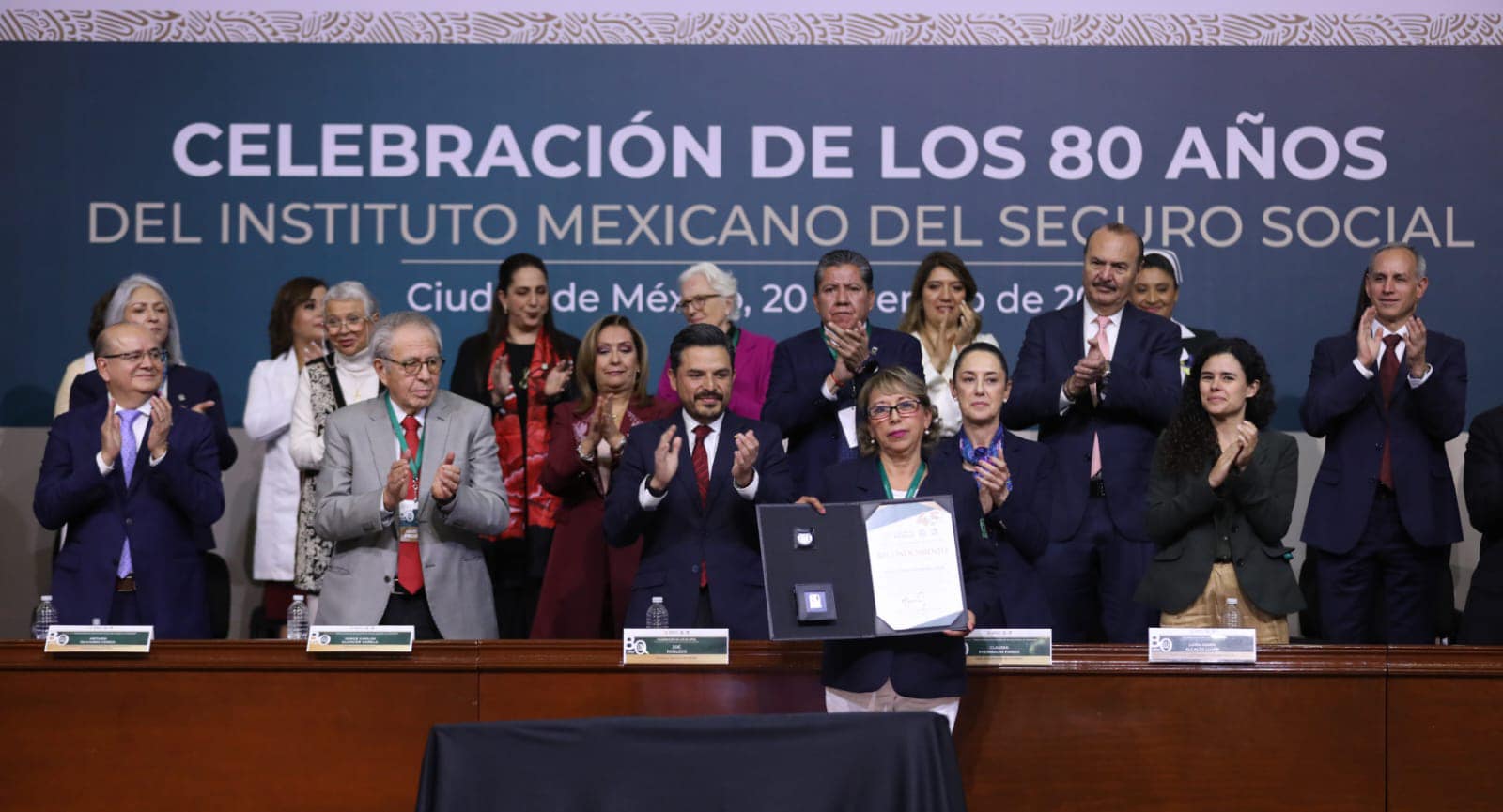 Trabajadora Social de Nayarit recibe reconocimiento de manos de Zoé Robledo