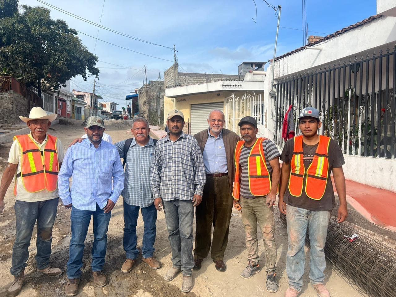 El gobernador recorre las colonias de Tepic llevando obras