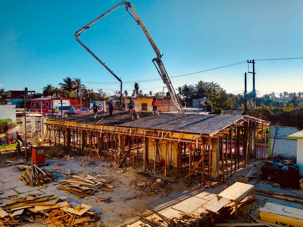 El gobernador reconstruye escuelas desde los cimientos