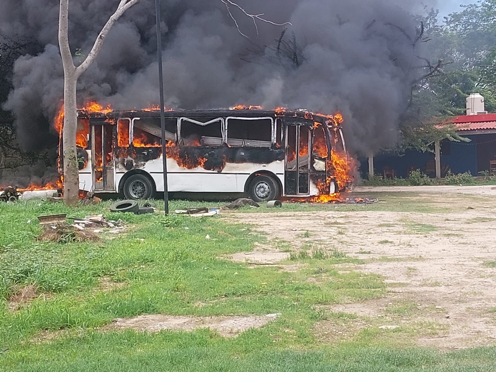 Bomberos asisten incendio de camión