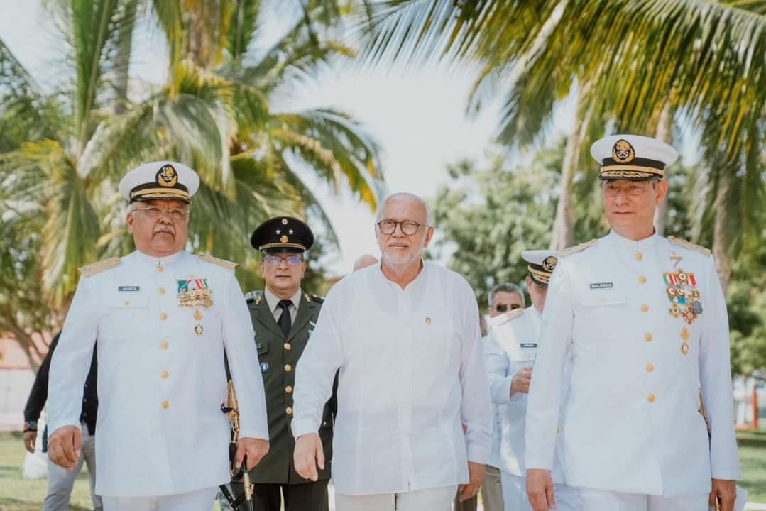 El gobernador acompañó al nuevo contralmirante Benito Armando Galeana Abarca de la zona naval