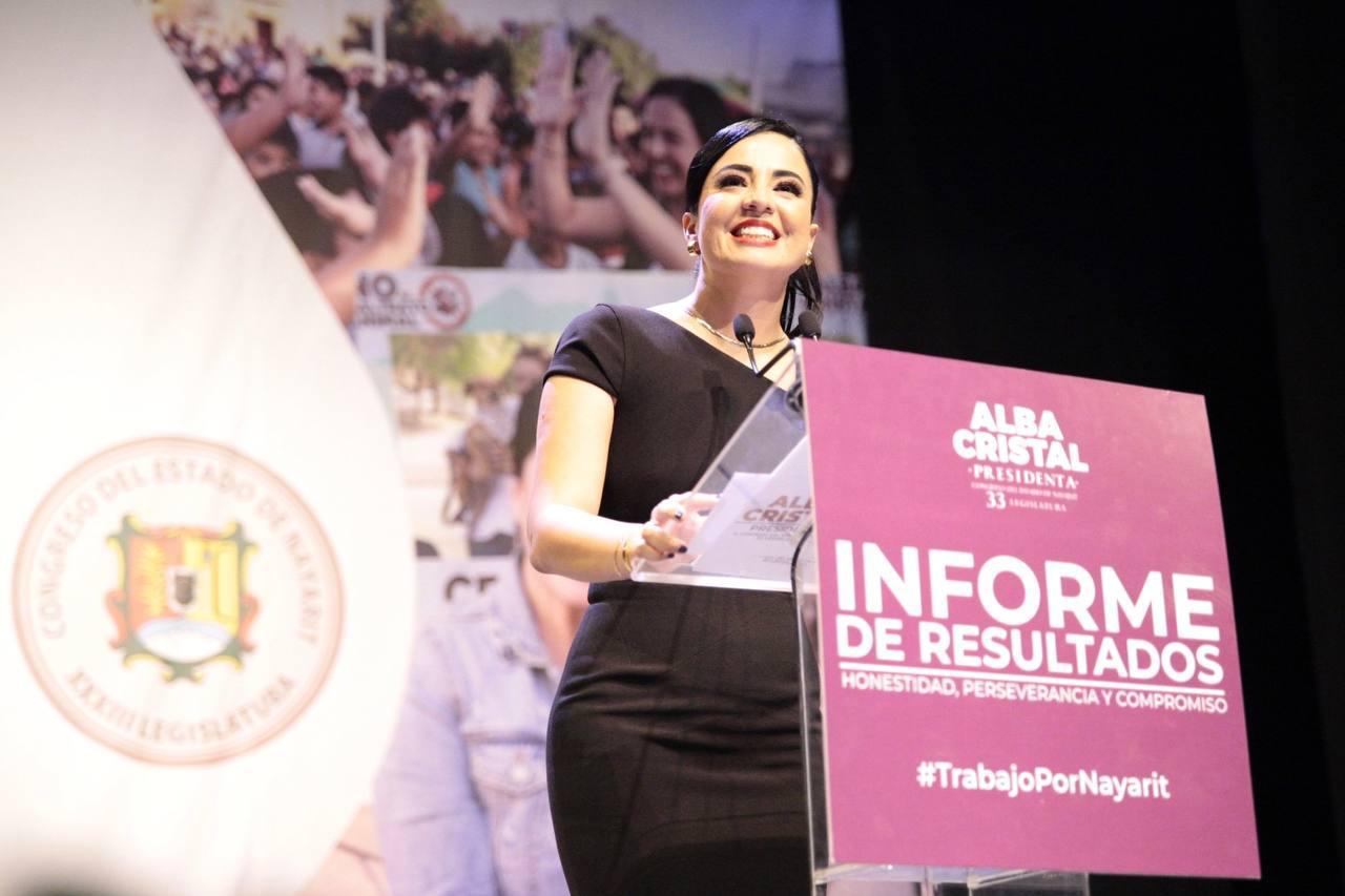 Presenta Alba Cristal informe de resultados