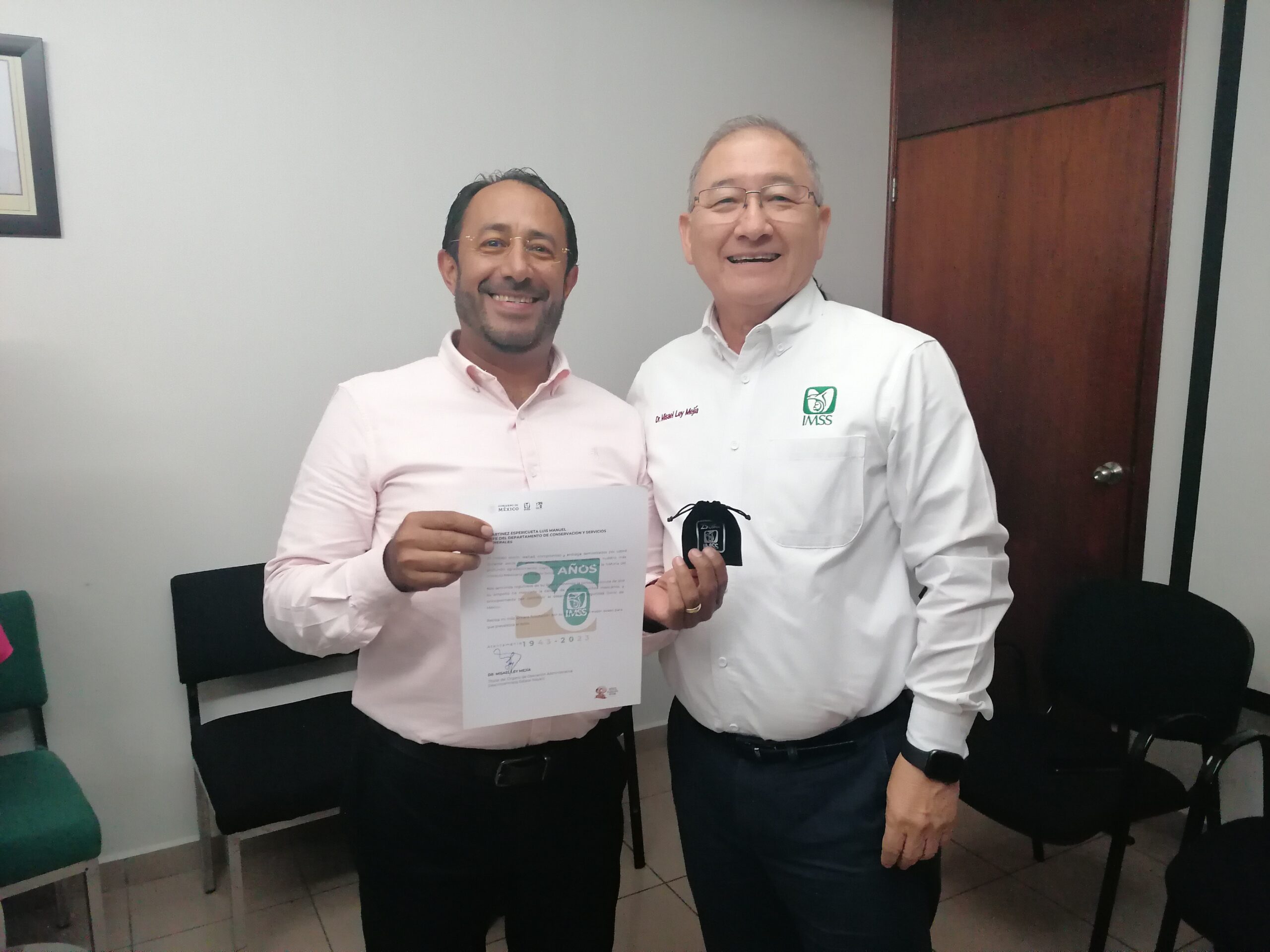 Entrega IMSS Nayarit reconocimientos para las y los trabajadores administrativos por 25 y 35 años de servicio