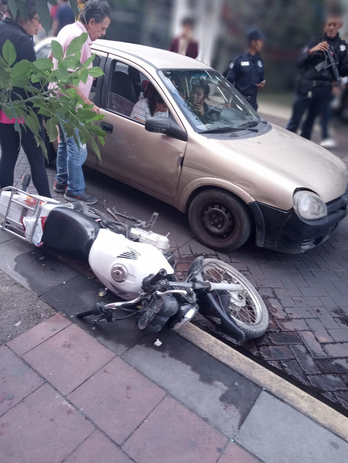 Auto “vuela” mano a motociclista