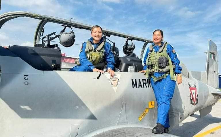 Mexicanas pilotean avión de combate de La Marina