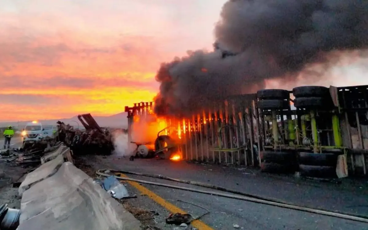 Se incendia tráiler tras choque, cierran carretera Tepic-Guadalajara