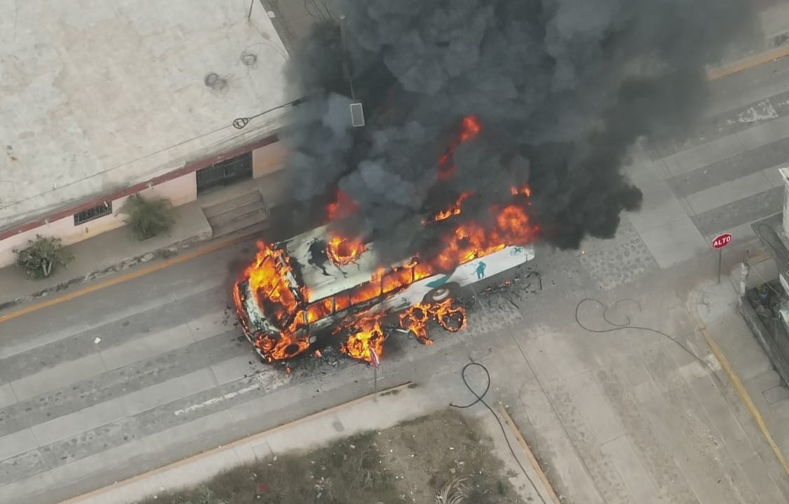 El fuego consumió camión de pasajeros