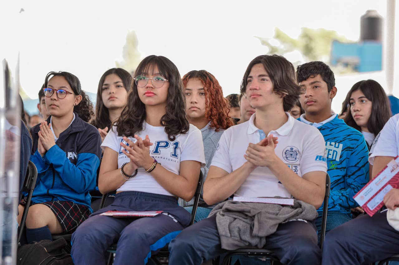 Sí entregan beca Benito Juárez a alumnos de preparatoria #1