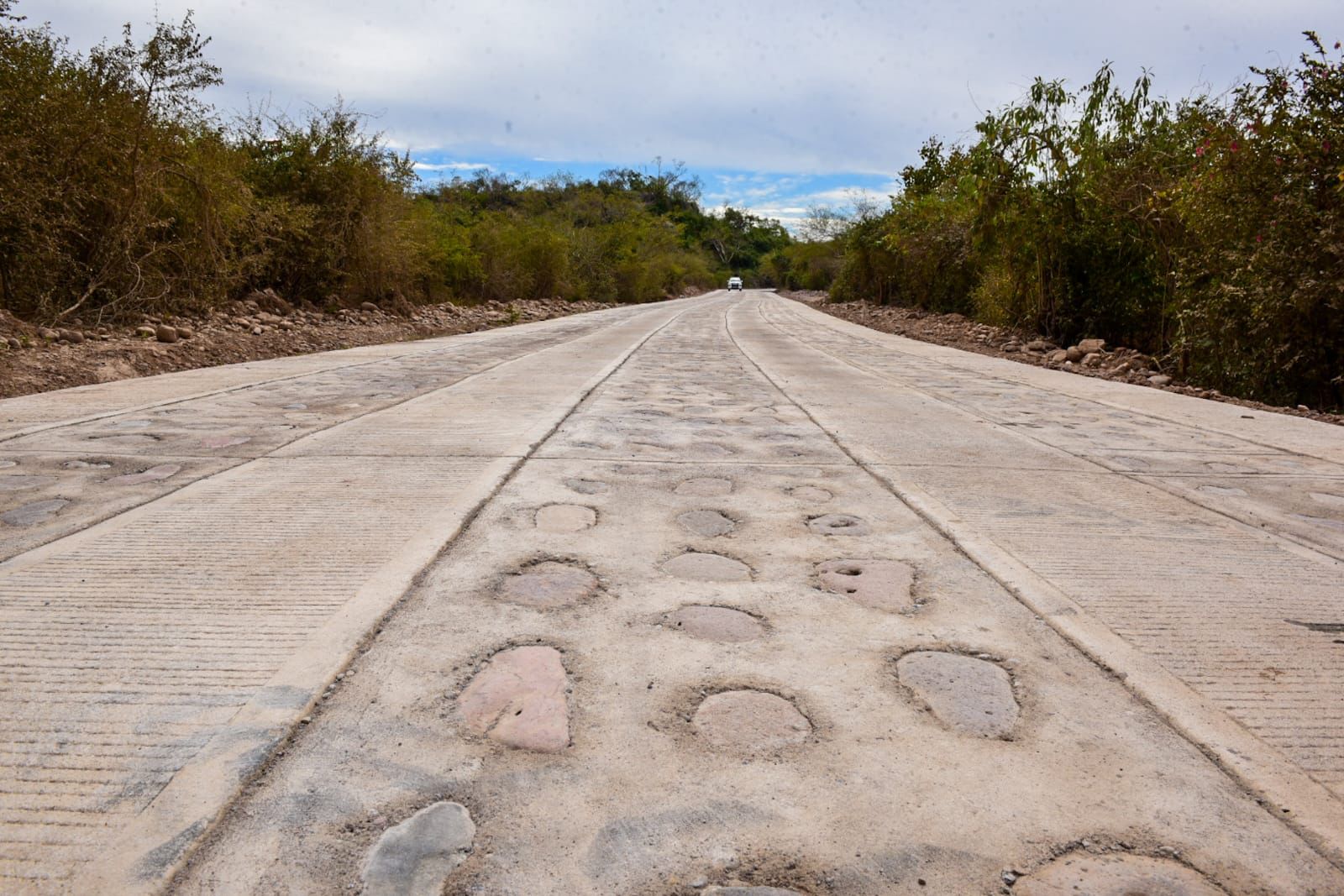 Se siguen modernizando y dignificando las carreteras del estado