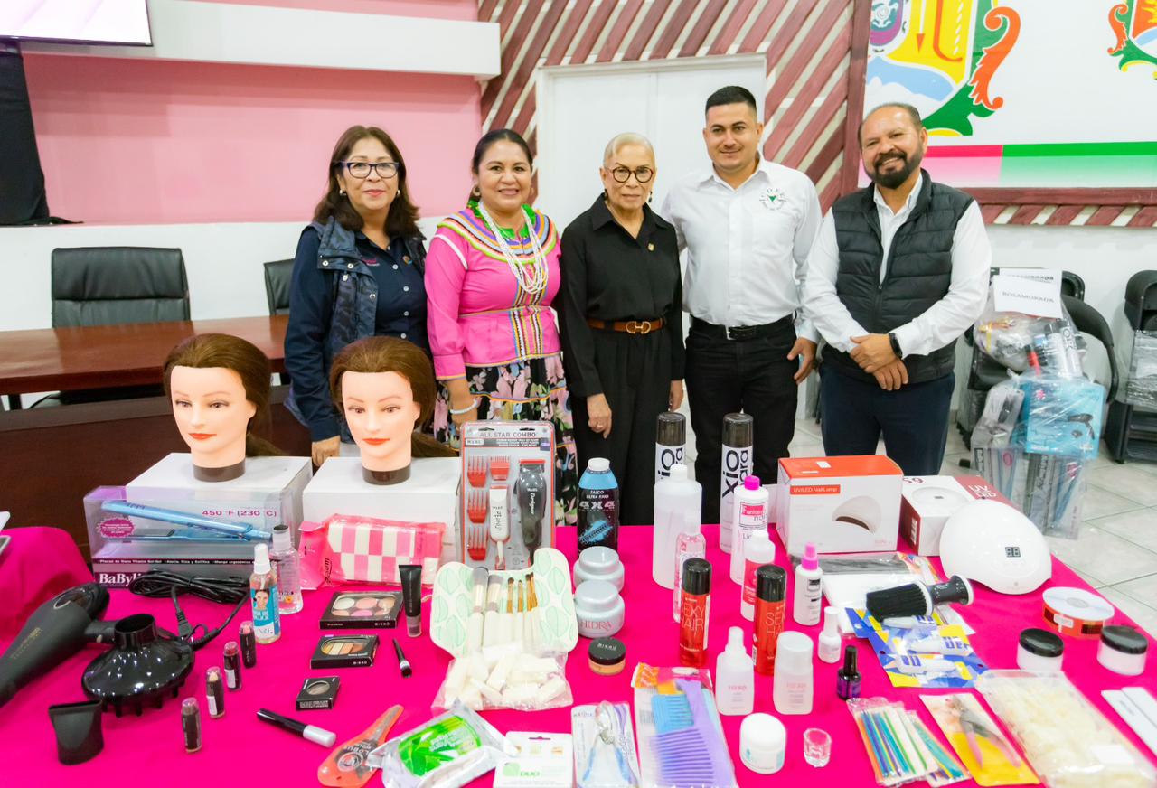 La presidenta del Sistema DIF Nayarit, doctora Beatriz Estrada Martínez, encabezó la entrega de equipo e insumos de Cultura de Belleza