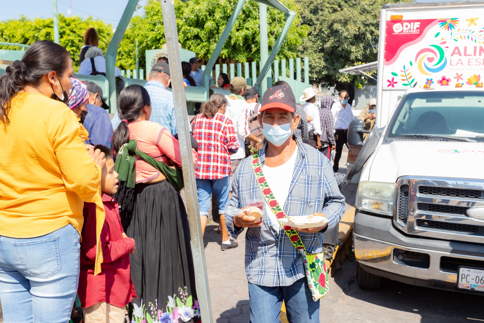 DIF estatal entrega de alimentos preparados calientes y gratuitos en el Hospital IMSS-Bienestar