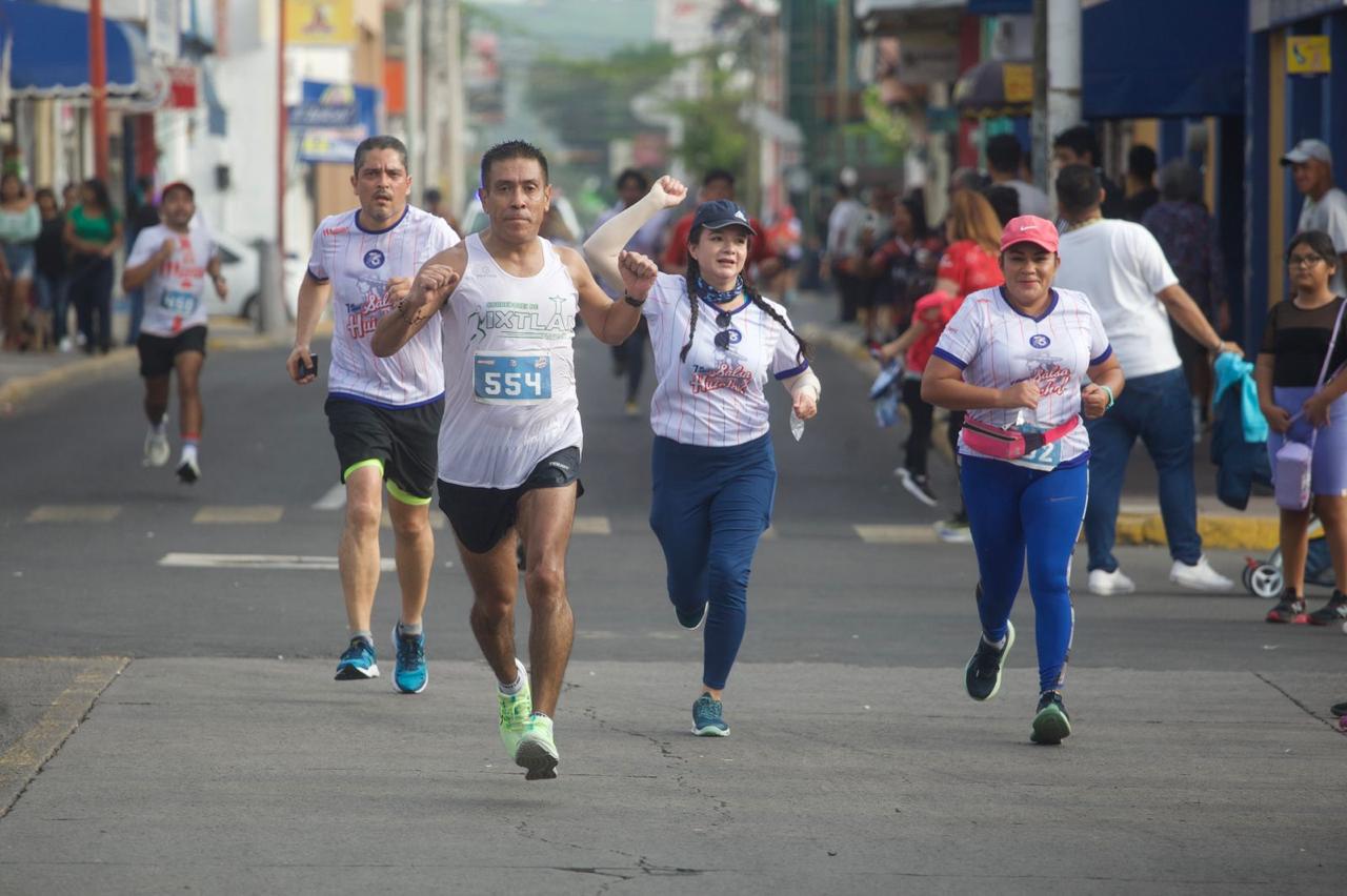 Anabel Guerrero da disparo de inicio a la carrera Salsa Huichol