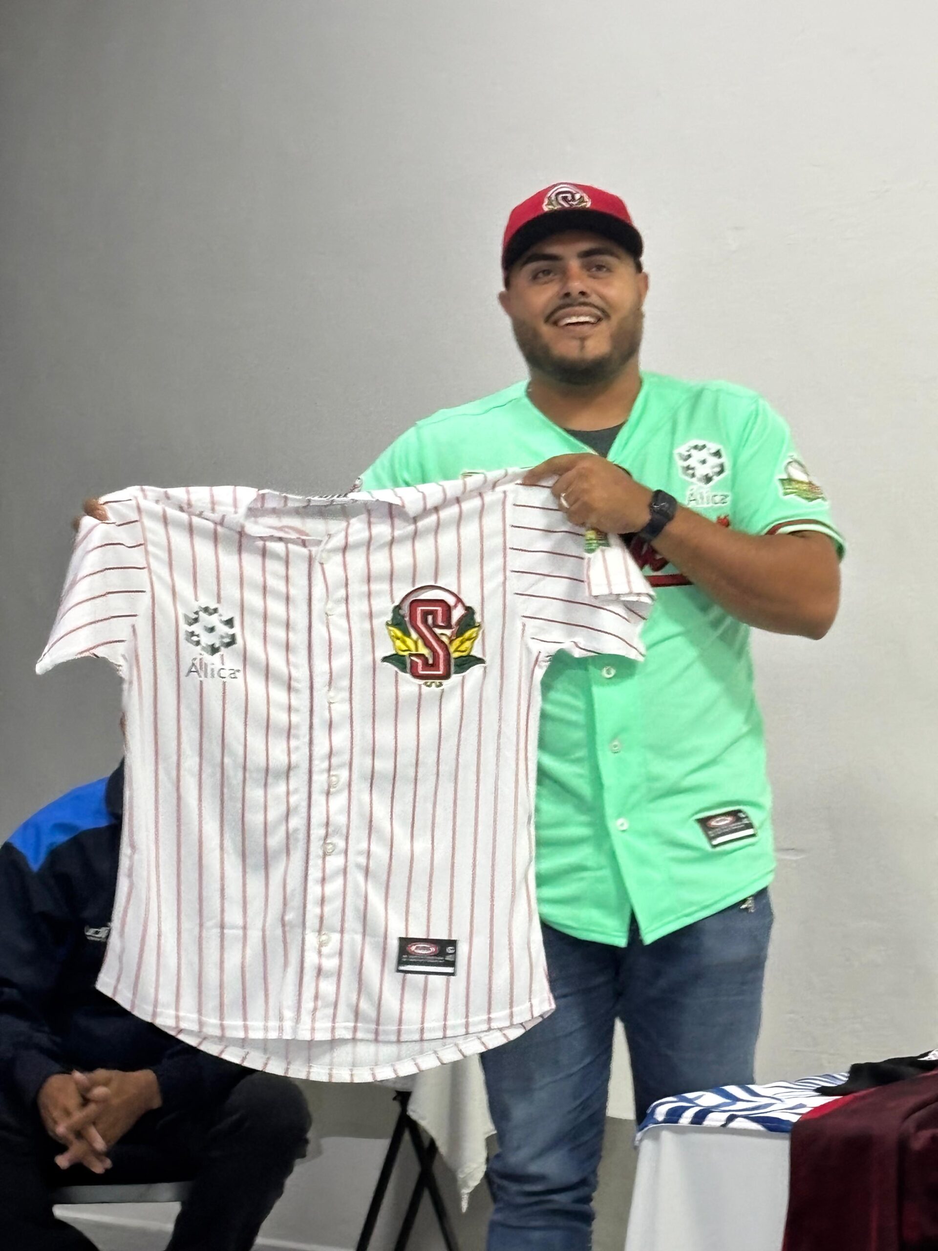 Presentan uniformes para los equipos que participarán en la Liga Nayarita de Béisbol