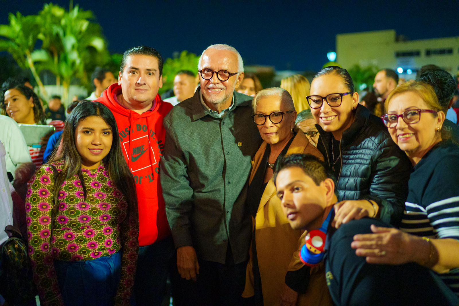 Miguel Ángel Navarro Quintero y Beatriz Estrada encienden árbol navideño frente a Casa de Gobierno